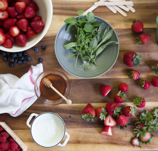 Homemade Popsicles with strawberry and yogurt