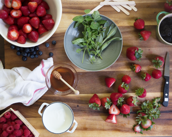 Homemade Popsicles with strawberry and yogurt