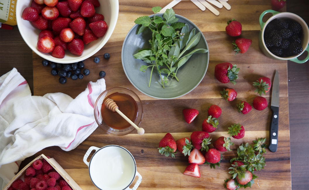 Homemade Popsicles with strawberry and yogurt